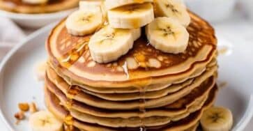 Pancake di banane caramellate