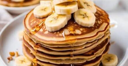 Pancake di banane caramellate